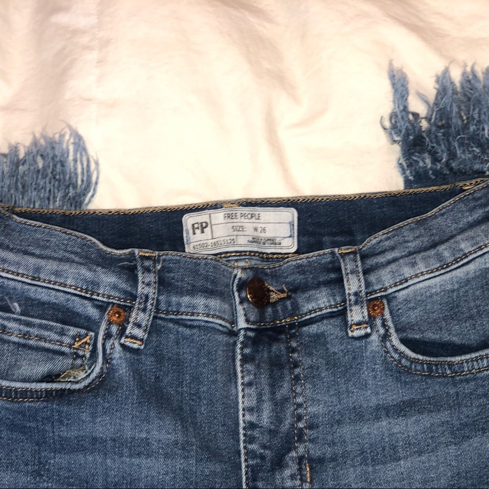 Free People / light wash / frayed bottom jean